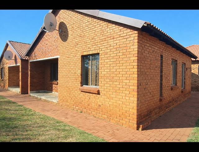 3 BEDROOM TOWNHOUSE FOR SALE IN PROTEA GLEN